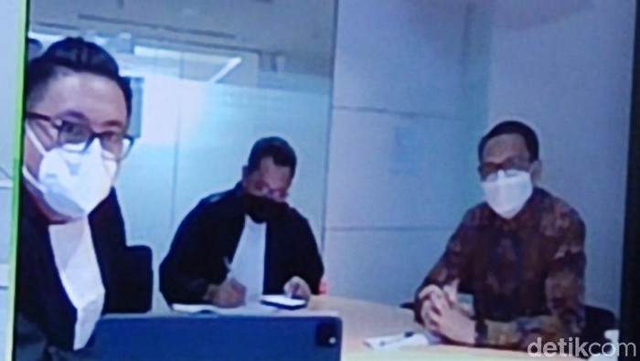 Terdakwa Gubernur Sulsel nonaktif Nurdin Abdullah didampingi pengacaranya menghadiri sidang secara virtual. (Hermawan/detikcom)