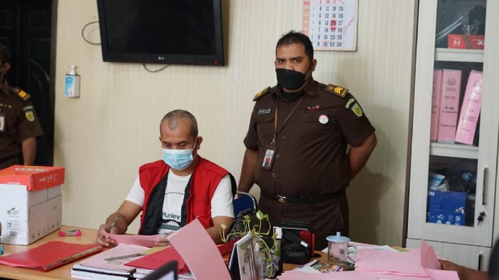 Tersangka kasus korupsi pupuk di Sumut (rompi merah muda)-(dok. Istimewa)