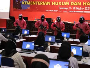 Saat Peserta Tes CPNS Kemenkumham Jatim Dikawal Pink Soldier Squid Game