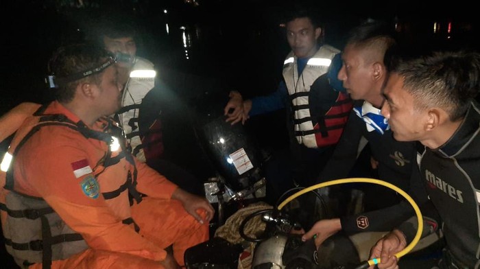 Tim SAR saat melakukan pencarian korban tenggelam di Danau Kedaton (dok. Tim SAR)