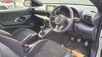 Penampakan kokpit Toyota GR Yaris sudah sangat mendukung pengendaranya untuk kebut-kebutan. Foto: Luthfi Anshori/detikOto