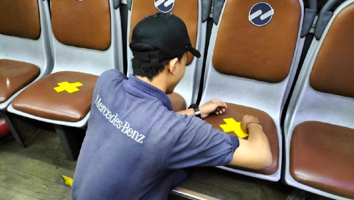 Transjakarta Terapkan Kapasitas 100%, Tambah Armada-Stiker Jaga Jarak Dicopot