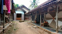 Saat tiba di Dusun Balemalang, suasana yang begitu asri sangat terasa. Di dusun ini tidak terdengar sama sekali suara kendaraan bermotor. Sepintas memang tidak ada yang berbeda dari dusun ini. Namun jika dihitung, rumah di Dusun Balemalang ini hanya ada 7.