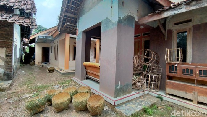 Unik Banget! Dusun di Majalengka Ini Cuma Punya 7 Rumah Lho Sebuah Dusun di Kabupaten Majalengka, Jawa Barat terbilang unik. Mengapa? karena dusun ini hanya memiliki 7 rumah saja.