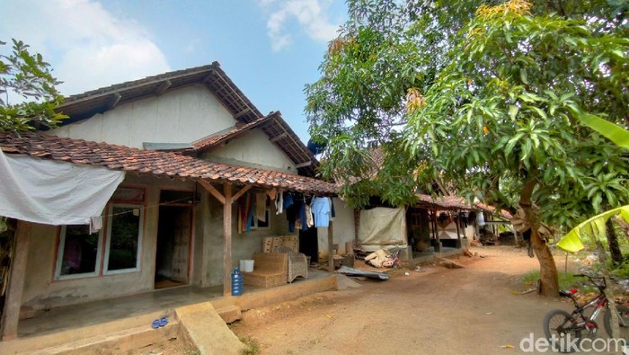 Unik Banget! Dusun di Majalengka Ini Cuma Punya 7 Rumah Lho Sebuah Dusun di Kabupaten Majalengka, Jawa Barat terbilang unik. Mengapa? karena dusun ini hanya memiliki 7 rumah saja.
