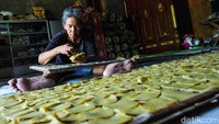 Susilowati dan keluarga bertahan hidup dari industri panganan renyah ini.