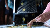 Setelahnya, adonan dibentuk menggunakan tangan.