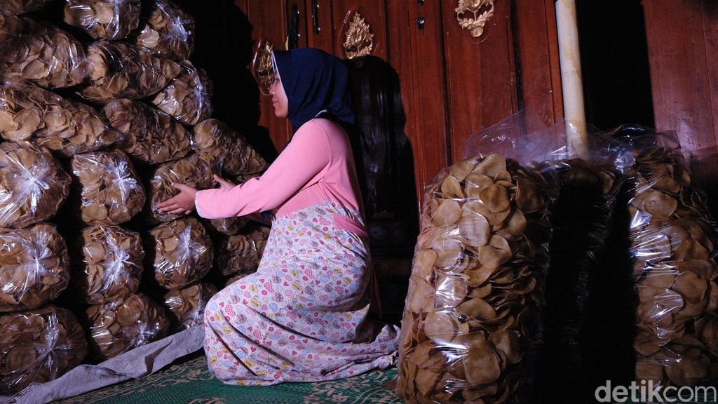 Usaha Kerupuk di Grobogan Ini Bertahan 93 Tahun Lho Aneka panganan telah berkembang seiring zaman. Namun pesona olahan kerupuk yang dijalani keluarga Susilowati di Grobogan, Jateng belumlah pudar.