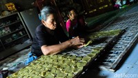 Usaha kerupuk pati masih bertahan di Kecamatan Tawangharjo, Kabupaten Grobogan, Provinsi Jawa Tengah. Keluarga Susilowati memulai usaha kerupuk sejak tahun 1928 atau 93 tahun lamanya.