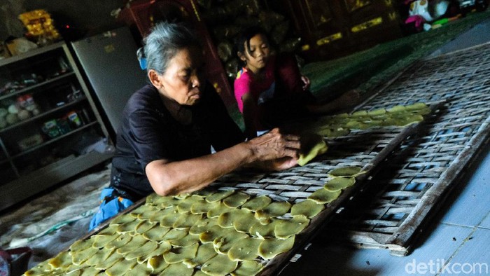 Usaha Kerupuk di Grobogan Ini Bertahan 93 Tahun Lho Aneka panganan telah berkembang seiring zaman. Namun pesona olahan kerupuk yang dijalani keluarga Susilowati di Grobogan, Jateng belumlah pudar.