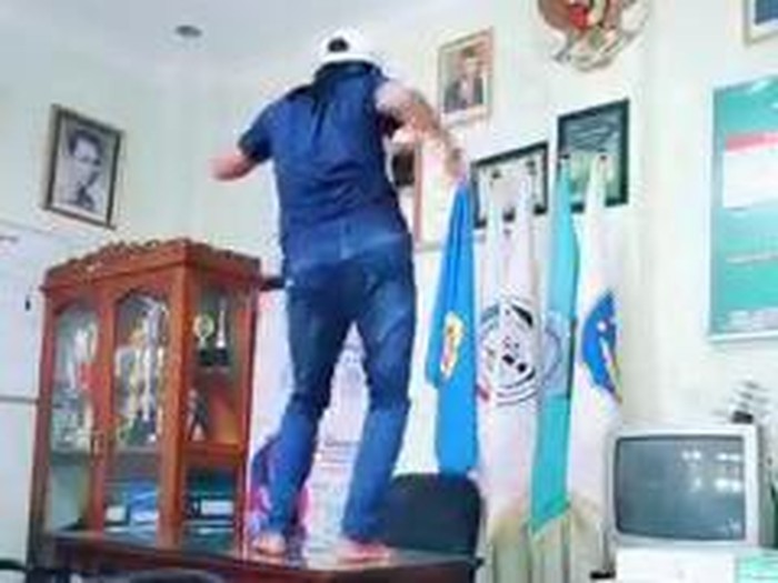 Video Viral Kepala Dusun Berjoget di Atas Meja