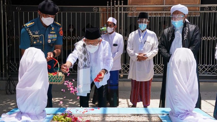 wapres Ziarah di Makam Pahlawan KHR. As’ad Syamsul Arifin