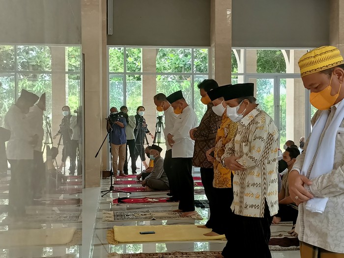 Ketum Golkar Airlangga jadi makmum salat Jumat. Imamnya Ketua DPP Golkar Ace Hasan Syadzily, di Masjid Ainul Hikmah, Jakbar, Jumat (22/10/2021).