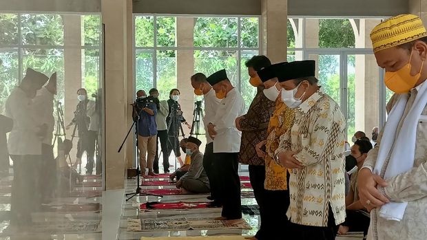 Ketum Golkar Airlangga jadi makmum salat Jumat. Imamnya Ketua DPP Golkar Ace Hasan Syadzily, di Masjid Ainul Hikmah, Jakbar, Jumat (22/10/2021).