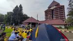 Mahasiswa Yellow Jacket Piknik Tolak Statuta UI