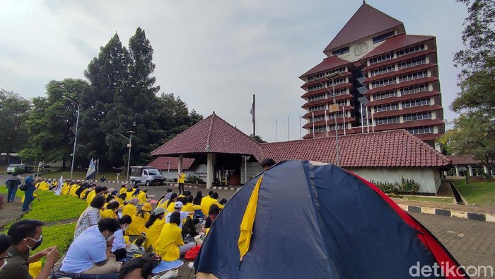 Aksi Mahasiswa 'Piknik' Tolak Statuta UI Sejumlah mahasiswa UI dari unsur BEM dan lainnya menggelar 'piknik' di depan gedung rektorat. Massa menuntut pencabutan Statuta UI.