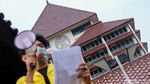 Mahasiswa Yellow Jacket Piknik Tolak Statuta UI