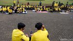Mahasiswa Yellow Jacket Piknik Tolak Statuta UI