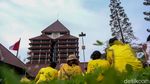 Mahasiswa Yellow Jacket Piknik Tolak Statuta UI