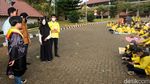 Mahasiswa Yellow Jacket Piknik Tolak Statuta UI