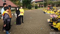 Statuta UI yang diteken Presiden Jokowi pada 2 Juli ini menempatkan rektor menjadi organ otoriter. Statuta UI juga dinyatakan membuka pintu kemungkinan anggota partai politik masuk ke Majelis Wali Amanat (MWA).