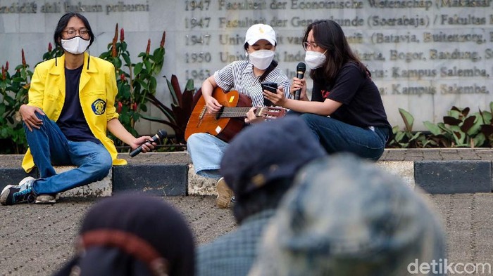 Sejumlah mahasiswa UI dari unsur BEM dan lainnya menggelar 'piknik' di depan gedung rektorat. Massa menuntut pencabutan Statuta UI.