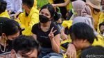 Mahasiswa Yellow Jacket Piknik Tolak Statuta UI