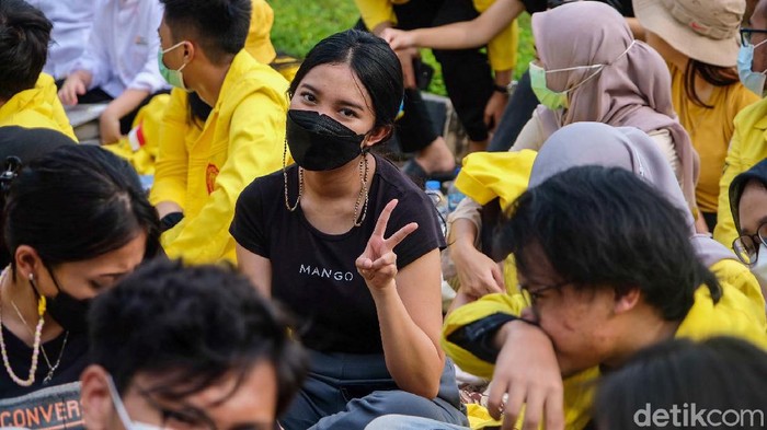 Sejumlah mahasiswa UI dari unsur BEM dan lainnya menggelar 'piknik' di depan gedung rektorat. Massa menuntut pencabutan Statuta UI.
