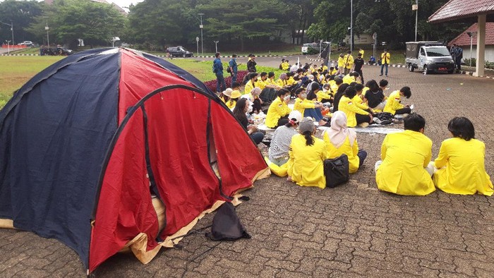 Aliansi BEM UI Piknik di Depan Gedung Rektorat