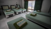 Petugas merapikan kamar di Gedung Asrama Haji Batam, Kepulauan Riau, Jumat (22/10/2021).