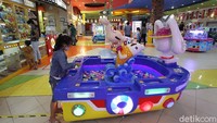 Anak-anak bermain di arena permainan di pusat perbelanjaan Solo Paragon, Solo, Jawa Tengah, Jumat (22/10).
