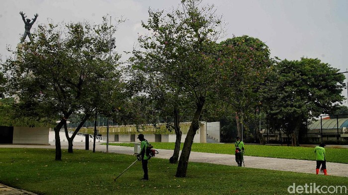 Asyik, Besok Lapangan Banteng Dibuka Kembali Sejumlah petugas mulai membersihkan Ruang Terbuka Hijau Lapangan Banteng, Jakarta Pusat, Jumat (22/10). Pembukaan Ruang Terbuka Hijau ini juga akan dibuka serentak di Jakarta.