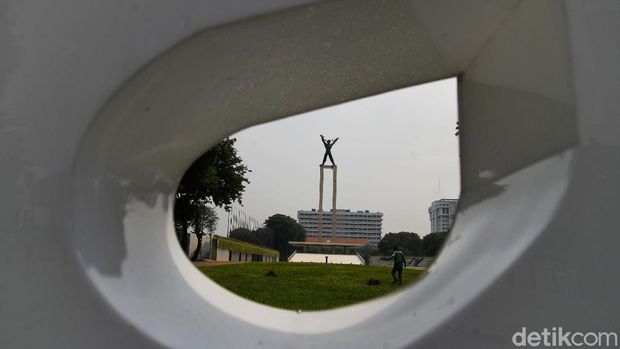 Sejumlah petugas mulai membersihkan Ruang Terbuka Hijau Lapangan Banteng, Jakarta Pusat, Jumat (22/10). Pembukaan Ruang Terbuka Hijau ini juga akan dibuka serentak di Jakarta.
