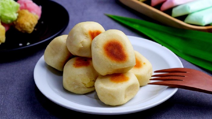 Bakpia is a traditional food from Yogyakarta, a kind of cake containing a mixture of green beans. Its small shape and sweet and savory taste give this dish a distinctive taste. This food is very famous and loved by the people of Yogyakarta or tourists who come there. In addition, Bakpia is also one of the typical souvenirs from Yogyakarta.
