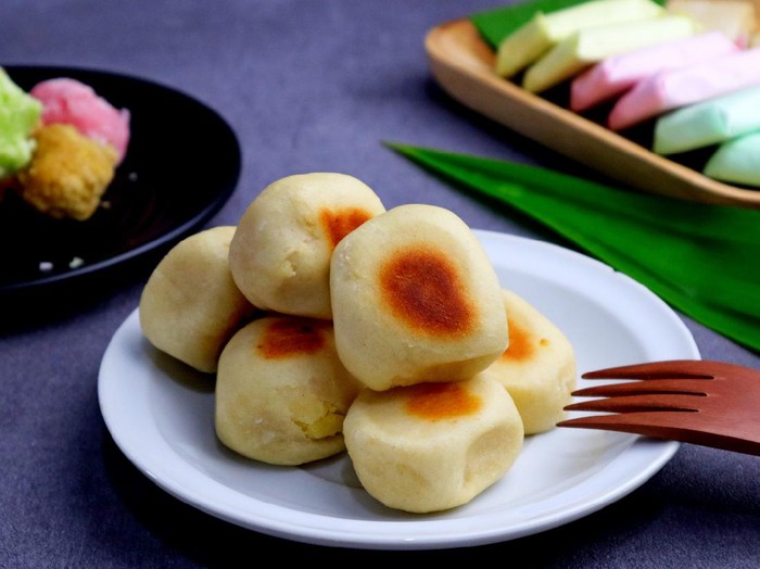 Bakpia is a traditional food from Yogyakarta, a kind of cake containing a mixture of green beans. Its small shape and sweet and savory taste give this dish a distinctive taste. This food is very famous and loved by the people of Yogyakarta or tourists who come there. In addition, Bakpia is also one of the typical souvenirs from Yogyakarta.