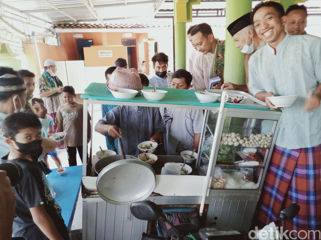 Heboh! Puluhan Jamaah 'Keroyok' Penjual Bakso Keliling di Masjid Klaten