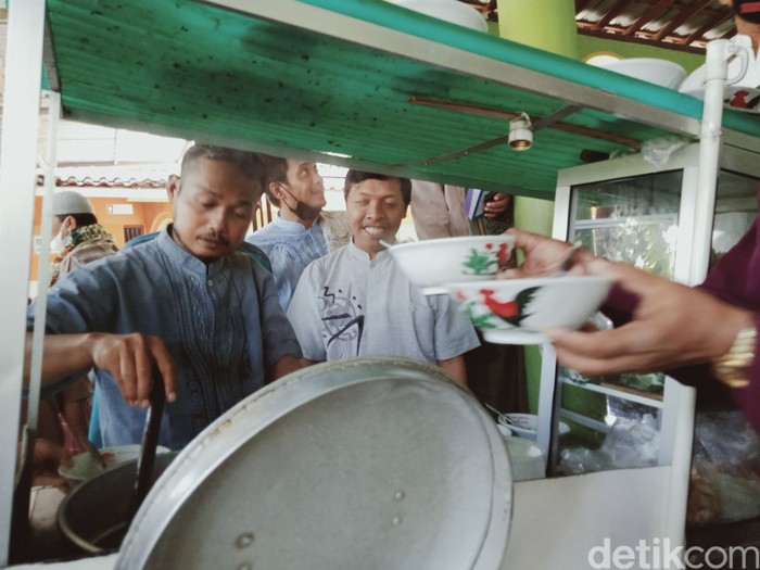 Heboh! Puluhan Jamaah ‘Keroyok’ Penjual Bakso Keliling di Masjid Klaten