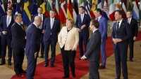 Kanselir Jerman, Angela Merkel (tengah) berbincang dengan pemimpin negara-negara Uni Eropa dalam sesi foto di KTT) Uni Eropa, di Brusel, Belgia (21/10/2021). Krisis energi ramah lingkungan menjadi isu sentral setelah harga energi panas bumi terus naik.  (AP Photo/Olivier Matthys)