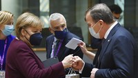 Kanselir Jerman, Angela Merkel (kiri) dan PM Swedia, Stefan Lofven melakukan jabat tangan menggunakan tangan terkepal. (John Thys, Pool Photo via AP)