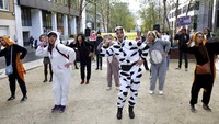 Aktivis pendukung perubahan iklim melakukan aksi damai di luar gedung pertemuan KTT Uni Eropa di Brusel, (21/10).  (AP Photo/Francois Walschaerts)
