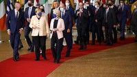 Sebanyak 27 kepala pemerintahan menghadiri KTT Uni Eropa, di Brusel Belgia. Tokoh yang hadir antara lain Kanselir Jerman Angela Merkel, PM Swedia Stefan Lofven, Presiden Prancis Emmanuel Macron, PM Polandia Mateusz Morawiecki, PM Belgia Alexander De Croo dan PM Italia Mario Draghi.  (AP Photo/Olivier Matthys)