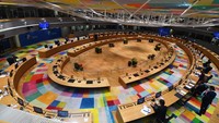 27 kepala pemerintahan menghadiri diskusi meja bundar dalam konfrensi tingkat tinggi (KTT) Uni Eropa, di Brusel, Belgia (21/10/2021). Pertemuan ini berlangsung 2 hari membahas sejumlah isu seperti pengungsi, krisis energi dan perubahan iklim. (John Thys, Pool Photo via AP)