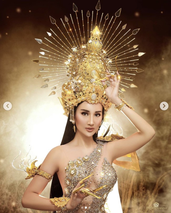 Kostum nasional Bella Aprilia untuk Miss Intercontinental 2021 ini merupakan rancangan desainer I Nyoman Inggi Indrayana Kendran. Inggi Kendran sudah sering merancang kostum nasional untuk kontes kecantikan dan kerap meraih juara. Foto: dok. Instagram @fdphotography