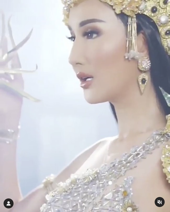 Usai tampil di kompetisi kostum nasional terbaik Miss Intercontinental 2021, Bella Aprilia mengungkapkan perasaannya. Ratu kecantikan yang bernaung di bawah Yayasan Dunia Mega Bintang milik Ivan Gunawan itu mengatakan tidak mudah untuk menampilkan kostum tersebut. Apalagi dia harus melakukannya sambil sedikit menari Bali. Foto: dok. Instagram @fdphotography