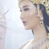 Usai tampil di kompetisi kostum nasional terbaik Miss Intercontinental 2021, Bella Aprilia mengungkapkan perasaannya. Ratu kecantikan yang bernaung di bawah Yayasan Dunia Mega Bintang milik Ivan Gunawan itu mengatakan tidak mudah untuk menampilkan kostum tersebut. Apalagi dia harus melakukannya sambil sedikit menari Bali. Foto: dok. Instagram @fdphotography