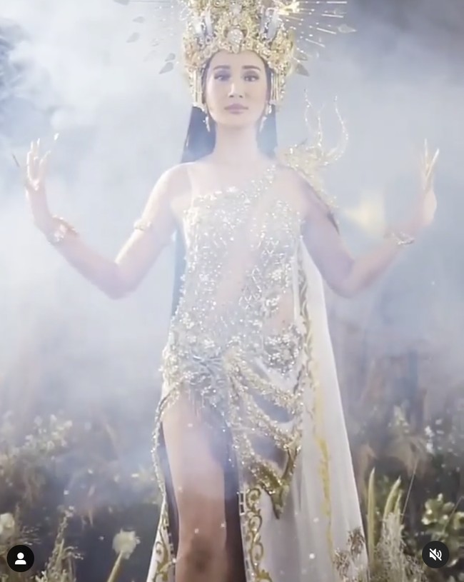 Menurut desainer Inggi Kendran, kostum nasional yang dikenakan Bella Aprilia di Miss Intercontinental 2021 ini dibuat terinspirasi dari kecantikan Dewi Sri sebagai dewi kesuburan dan sumber kelimpahan alam. Kostum tersebut mengandung sebuah doa yang mendalam untuk tanah pertiwi agar Sang Dewi berkenan memberikan kelimpahan sumber daya alam bagi Bangsa Indonesia. Foto: dok. Instagram @fdphotography