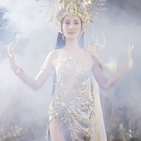 Menurut desainer Inggi Kendran, kostum nasional yang dikenakan Bella Aprilia di Miss Intercontinental 2021 ini dibuat terinspirasi dari kecantikan Dewi Sri sebagai dewi kesuburan dan sumber kelimpahan alam. Kostum tersebut mengandung sebuah doa yang mendalam untuk tanah pertiwi agar Sang Dewi berkenan memberikan kelimpahan sumber daya alam bagi Bangsa Indonesia. Foto: dok. Instagram @fdphotography