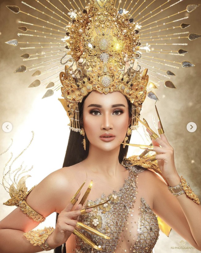 “Menampilkan kostum ini tidaklah mudah karena ada banyak cerita dan warisan tentang Dewi Sri yang harus aku gambarkan tentangnya. Tapi puji Tuhan semuanya berjalan lancar. Semoga kalian menyukainya,” begitu Bella Aprilia menulis di Instagramnya. Foto: dok. Instagram @fdphotography