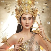 “Menampilkan kostum ini tidaklah mudah karena ada banyak cerita dan warisan tentang Dewi Sri yang harus aku gambarkan tentangnya. Tapi puji Tuhan semuanya berjalan lancar. Semoga kalian menyukainya,” begitu Bella Aprilia menulis di Instagramnya. Foto: dok. Instagram @fdphotography