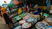 Pasar Tawang di Desa Gempolsewu, Kecamatan Rowosari, Kabupaten Kendal, Jawa Tengah, menjual aneka ikan dan hasil laut lainnya yang masih segar.